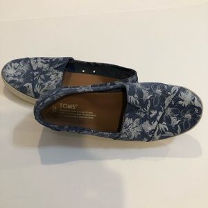 TOMS Blue Floral Slip Ons Sz 8, GUC